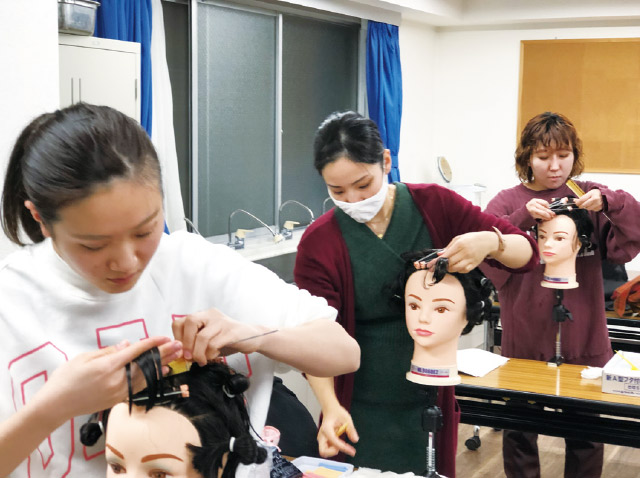 自分のペースで仕事をしながら勉強できる！ | 東京の美容学校で美容師のプロを目指す｜マリールイズ美容専門学校