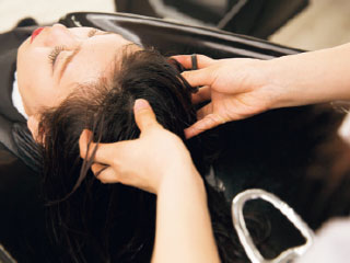 ヘッドスパ | 東京の美容学校で美容師のプロを目指す｜マリールイズ美容専門学校