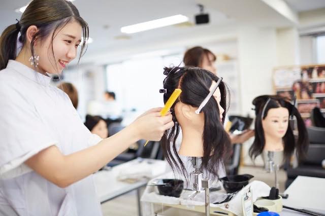 東京の美容学校で美容師のプロを目指す マリールイズ美容専門学校