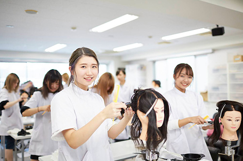 学校説明会 | 東京の美容学校で美容師のプロを目指す｜マリールイズ美容専門学校
